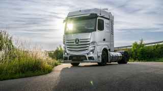 Przelomowy etap w rozwoju projektu Daimler Truck testuje samochod ciezarowy napedzany cieklym wodorem01