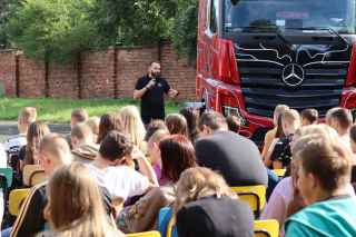Misja kierowca zawodowy. ZMPD i Mercedes-Benz Trucks Polska z Actros Team w szkolach branzowych 02